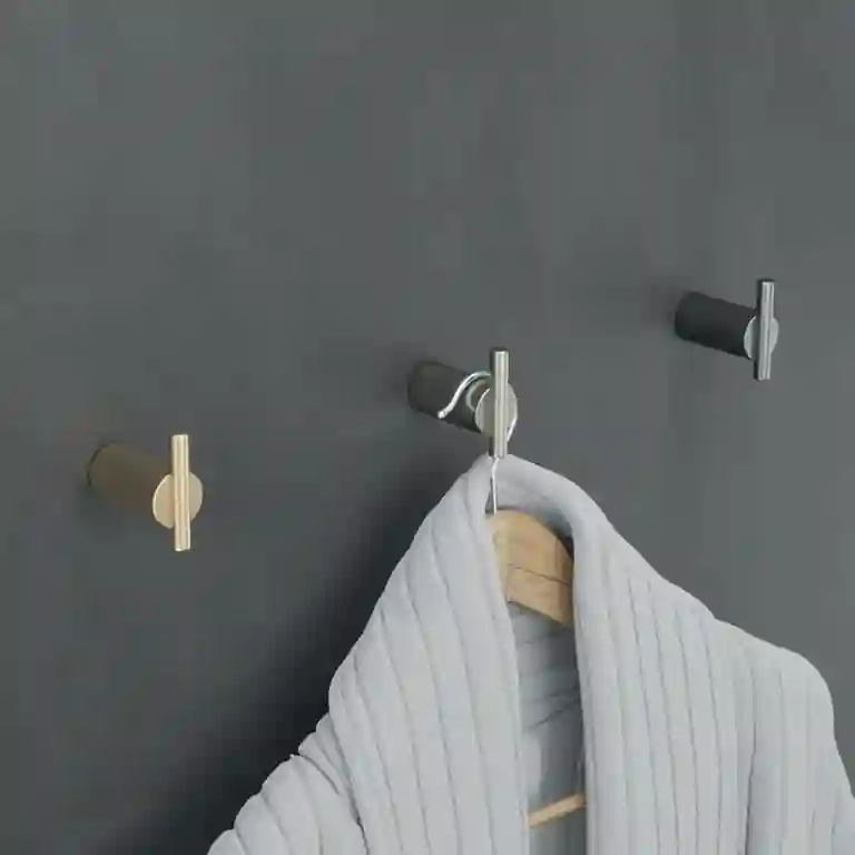 Cabide minimalista Time em aço inoxidável, design moderno e acabamento elegante, disponível em várias cores