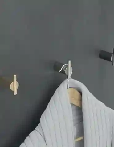 Cabide minimalista Time em aço inoxidável, design moderno e acabamento elegante, disponível em várias cores