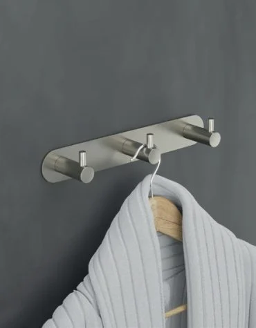 Cabide triplo Essencial com design moderno e acabamento elegante