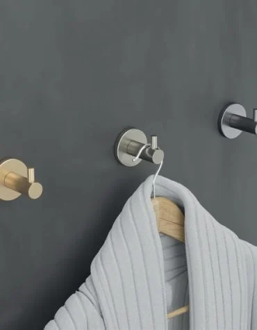 Cabide redondo essencial em aço inoxidável com fixação de colar ou aparafusar, disponível em várias cores