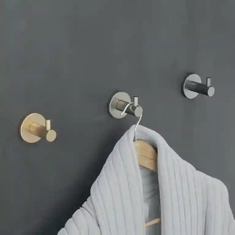 Cabide redondo essencial em aço inoxidável 1 Cabide redondo essencial em aço inoxidável com fixação de colar ou aparafusar, disponível em várias cores