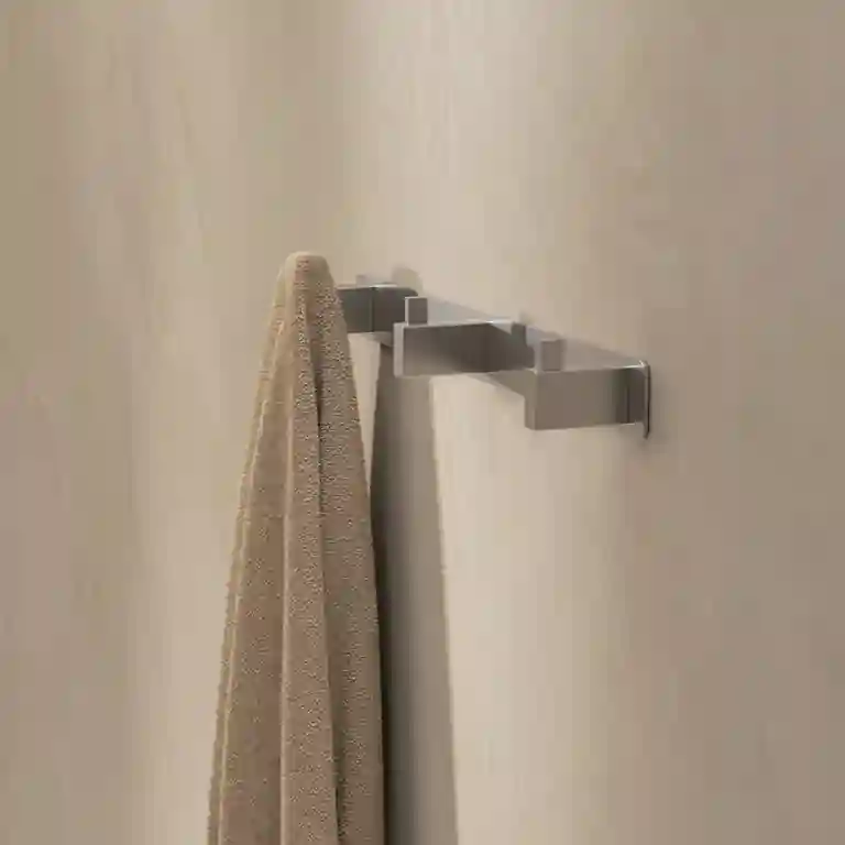 Cabide triplo Technic com design moderno e estrutura resistente