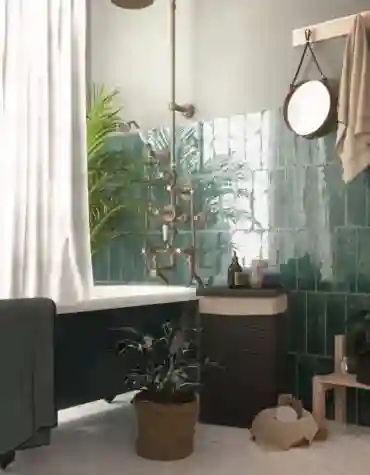 Revestimento cerâmico Alma 10x30 com acabamento artesanal e brilho intenso na parede da casa de banho