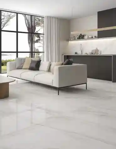 Sala moderna com pavimento cerâmico Cala Light – brilho branco e elegância polida