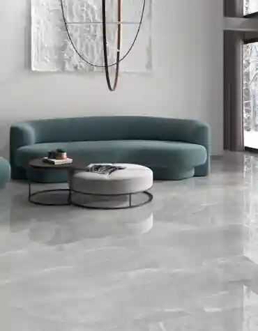 Sala com pavimento cerâmico polido Akron – design contemporâneo com sofá verde e janelas amplas