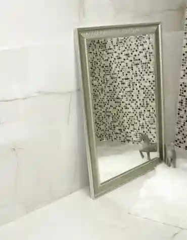 Detalhe do pavimento cerâmico Ónice Light com efeito polido e veios ondulados