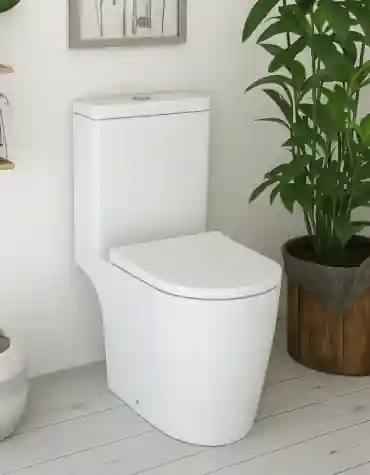 Sanita ao chão Cilantro branca instalada numa casa de banho luminosa com plantas e decoração natural.