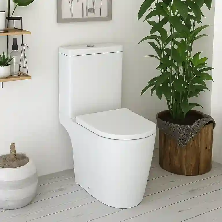 Sanita ao chão Cilantro branca instalada numa casa de banho luminosa com plantas e decoração natural.