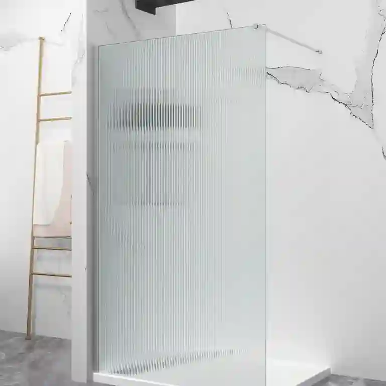 Painel fixo de duche vidro canelado Turim 1 Painel fixo de duche vidro canelado Turim ripado com perfil superior e lateral em alumínio, instalado sobre base nivelada num ambiente de banho claro.