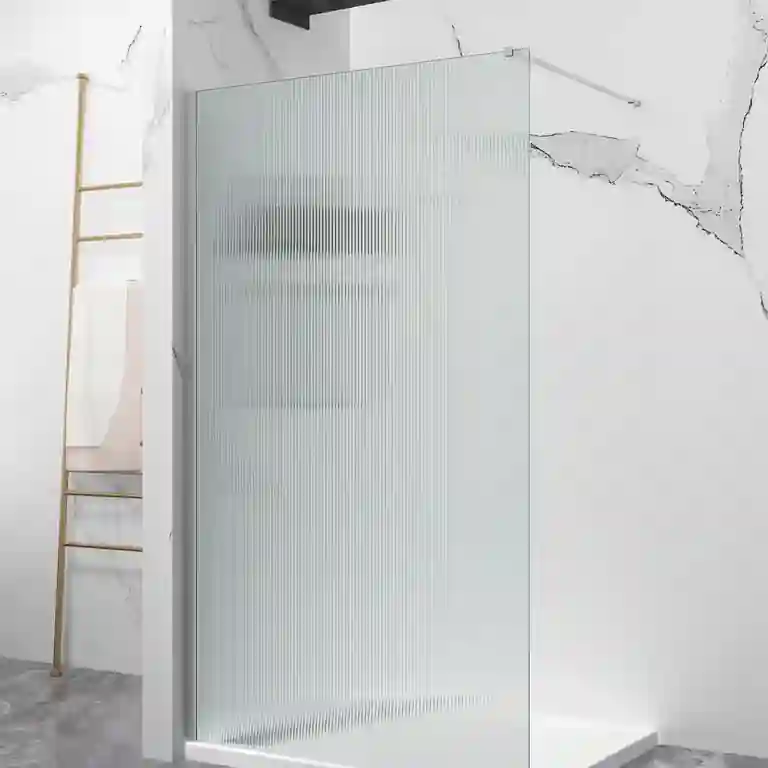 Painel fixo de duche vidro canelado Turim 1 Painel fixo de duche vidro canelado Turim ripado com perfil superior e lateral em alumínio, instalado sobre base nivelada num ambiente de banho claro.