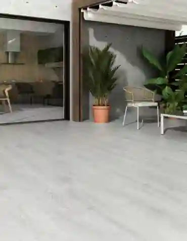 Ambiente com pavimento cerâmico slipstop Isengard 30x150, imitação de madeira natural com acabamento antiderrapante, ideal para zonas húmidas com design elegante.