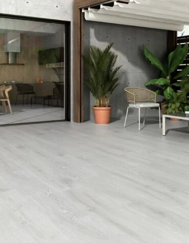 Ambiente com pavimento cerâmico slipstop Isengard 30x150, imitação de madeira natural com acabamento antiderrapante, ideal para zonas húmidas com design elegante.