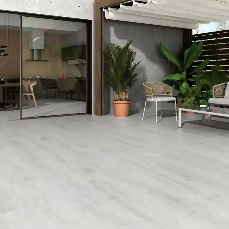 Pavimento cerâmico slipstop Isengard 30x150 1 Ambiente com pavimento cerâmico slipstop Isengard 30x150, imitação de madeira natural com acabamento antiderrapante, ideal para zonas húmidas com design elegante.