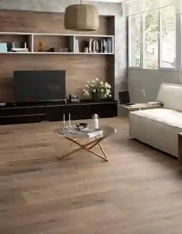 Ambiente moderno com pavimento cerâmico madeira Ripley 30x150, imitação de madeira envelhecida em tons naturais, criando uma base acolhedora e sofisticada.