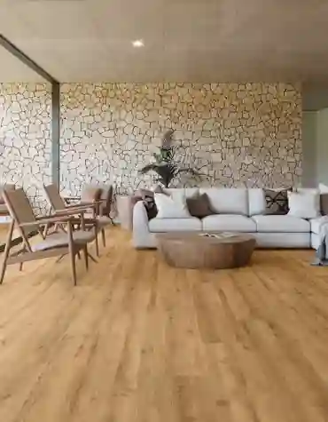 Sala moderna com pavimento cerâmico tipo madeira Concorde 30x150, em tom natural, criando um ambiente acolhedor e elegante com decoração contemporânea e paredes em pedra.
