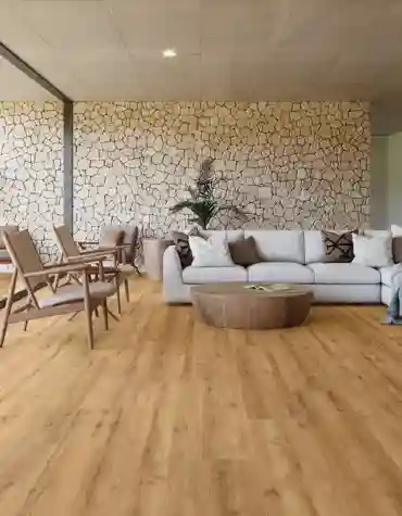 Sala moderna com pavimento cerâmico tipo madeira Concorde 30x150, em tom natural, criando um ambiente acolhedor e elegante com decoração contemporânea e paredes em pedra.