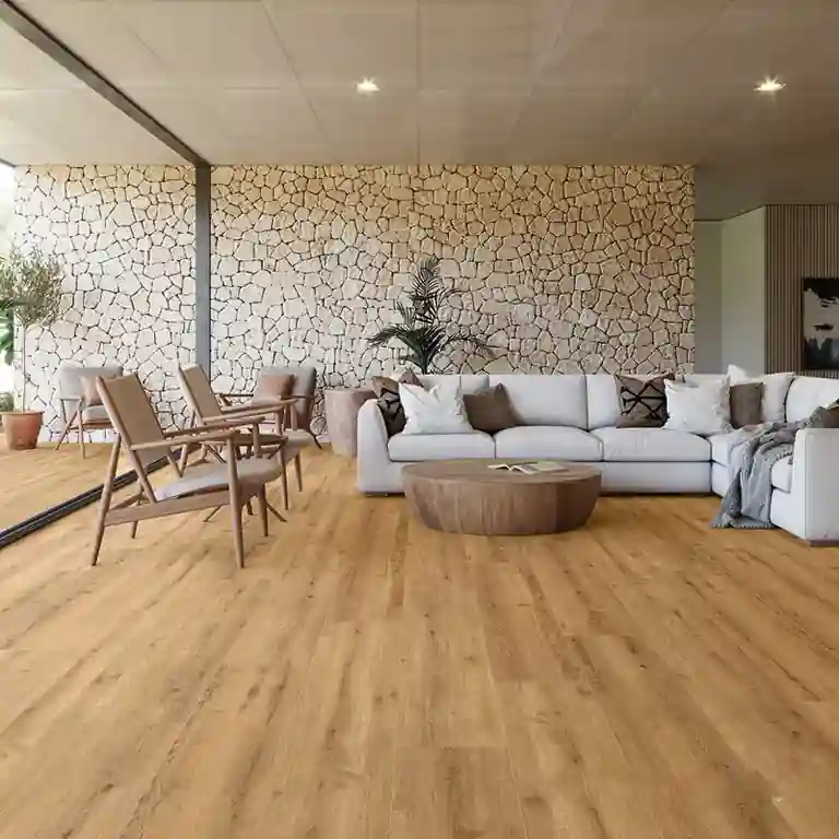 Sala moderna com pavimento cerâmico tipo madeira Concorde 30x150, em tom natural, criando um ambiente acolhedor e elegante com decoração contemporânea e paredes em pedra.