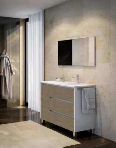 Móvel com pés casa de banho Hyatt em melamina branca e frentes efeito madeira, com três gavetas e pés metálicos, instalado contra parede de azulejos claros