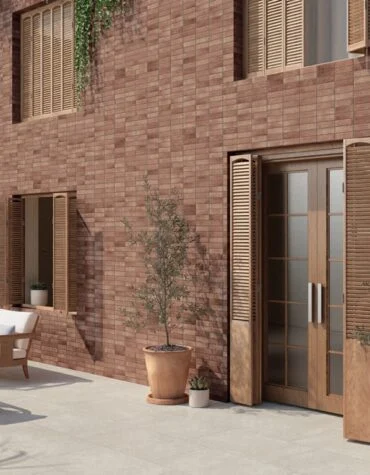 Pavimento cerâmico tijolo Elvas aplicado em fachada e terraço com mobiliário de exterior