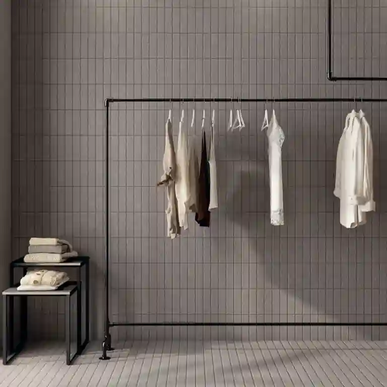 Pavimento cerâmico Naos 40x60 1 Loja contemporânea com pavimento cerâmico Naos 40x60 em tom neutro e cabideiro minimalista