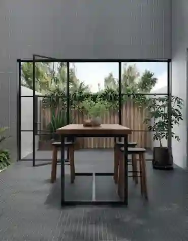 Sala com pavimento cerâmico Nelson SlipStop 40x60 em tom escuro e área de jantar moderna