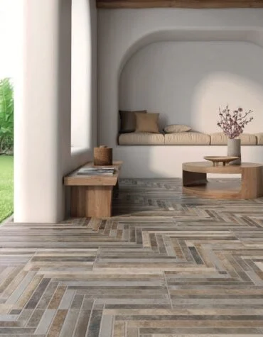 Varanda com pavimento cerâmico padrão Pia 40x60 em tom madeira com banco embutido