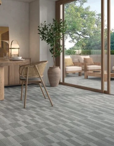 Sala de jantar com pavimento cerâmico Tineo 40x60 em tons cinza com vista para varanda