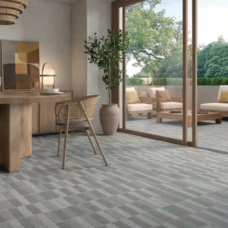 Sala de jantar com pavimento cerâmico Tineo 40x60 em tons cinza com vista para varanda