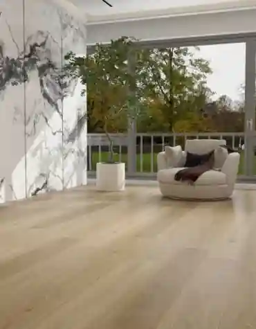 Pavimento Vinílico SPC Pure Oak 8 mm instalado numa sala luminosa, evidenciando o desenho natural de madeira e textura suave ao toque.