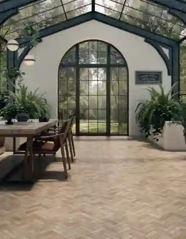 Jardim de inverno com pavimento cerâmico Spica 40x60 em espinha e móveis em madeira