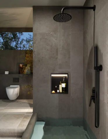 nicho de duche com luz LED Indic 30x30 em aço inox preto embutido em parede de duche moderna