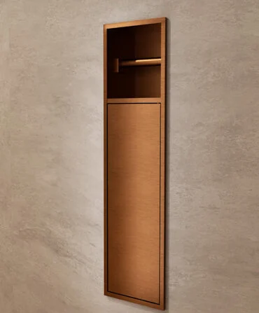 nicho com suporte porta rolos em aço inox dourado embutido em parede de casa de banho moderna