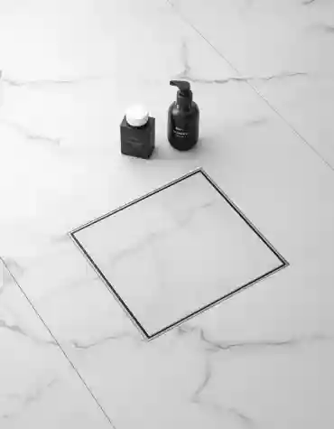 Ralo de duche quadrado inox polido com grelha reversível, cartucho anti-odor e cesta de limpeza