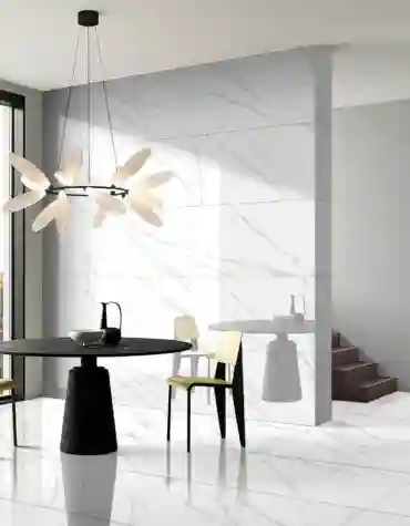 Cerâmica Calacata Grey com fundo branco e veios cinza elegantes